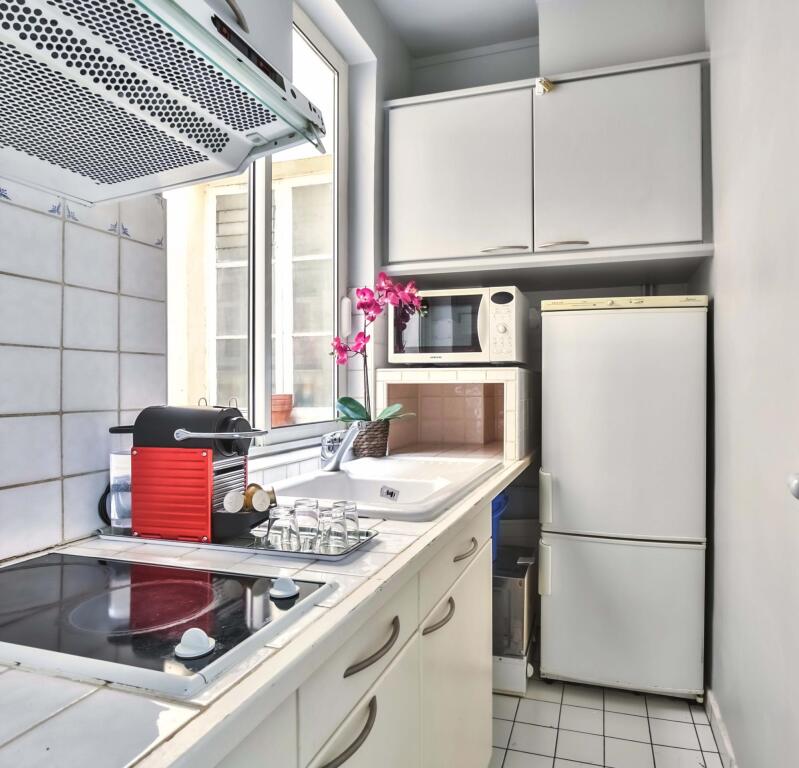 836 – Eiffel Tower View – Parisian apartment